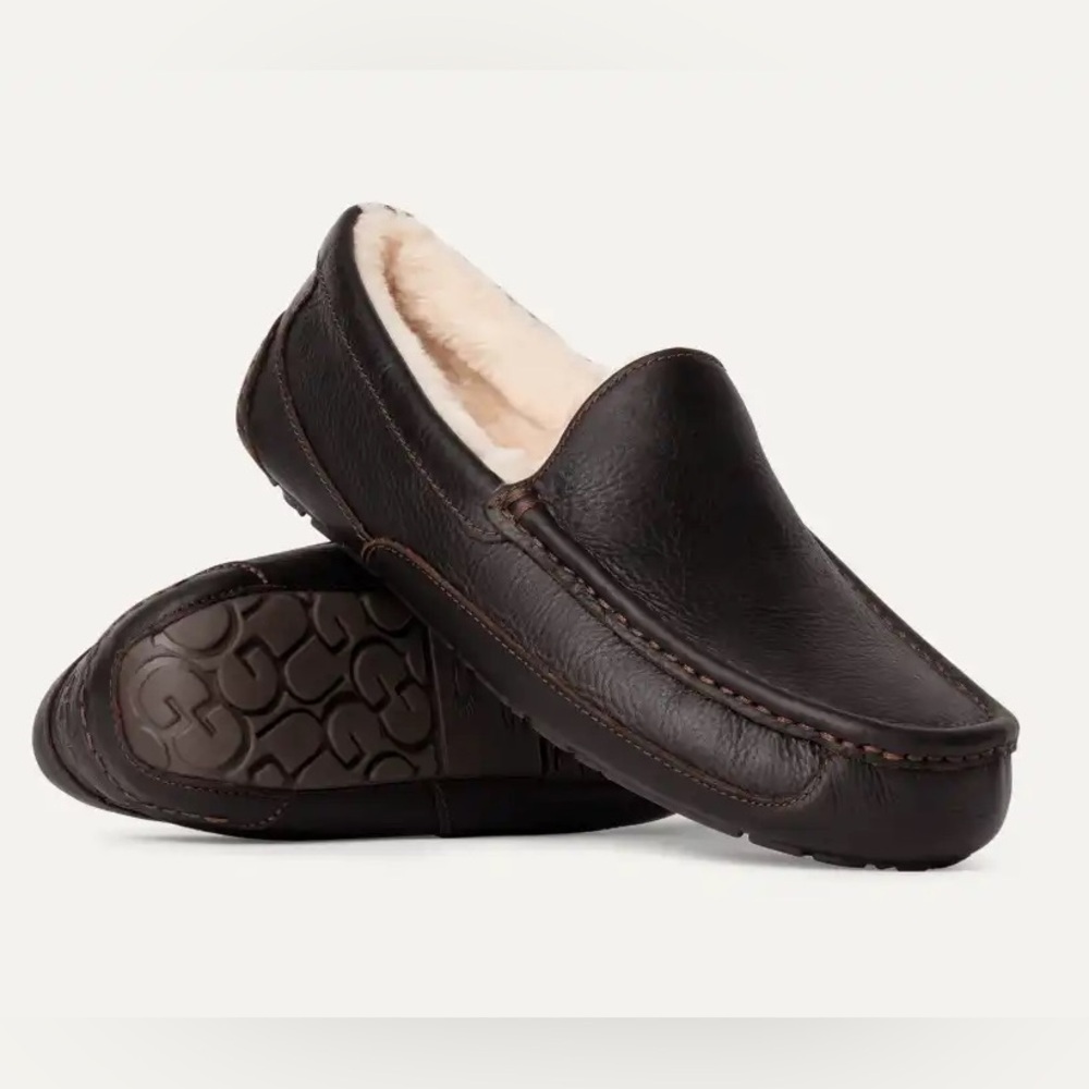 UGG - Men’s Leather Ascot Slipper in Size 8 Wide